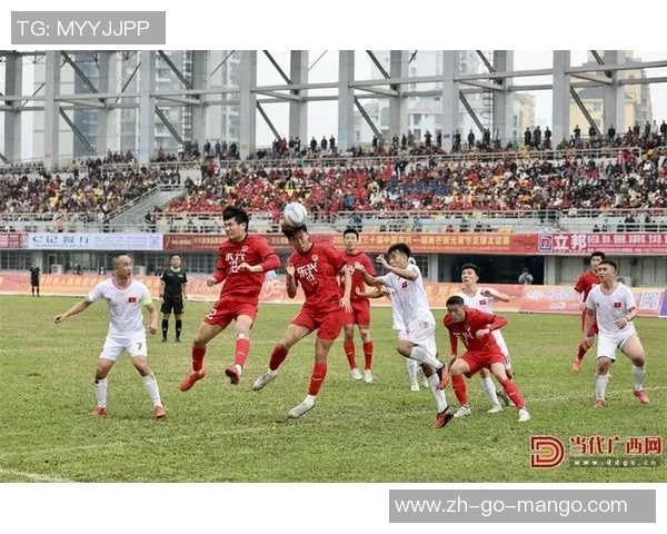 足球场上的空中对决连续头球技艺展现精彩瞬间